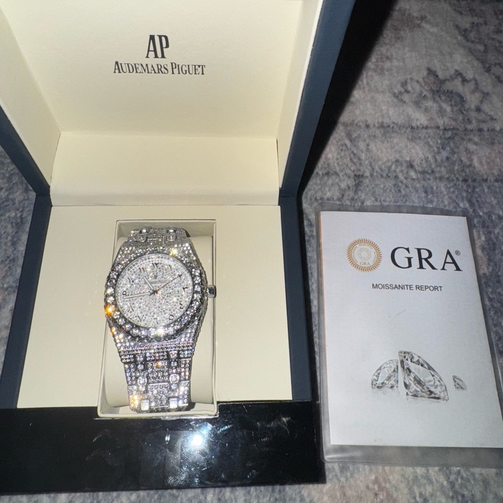 Audemars Piguet Silver Luxury Timepiece - Picture 3 of 8